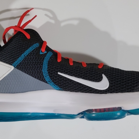 Lebron Witness IV - Picture 1 of 4